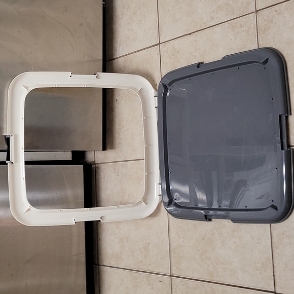 Small Dog plastic pee pad tray - Picture 3 of 4